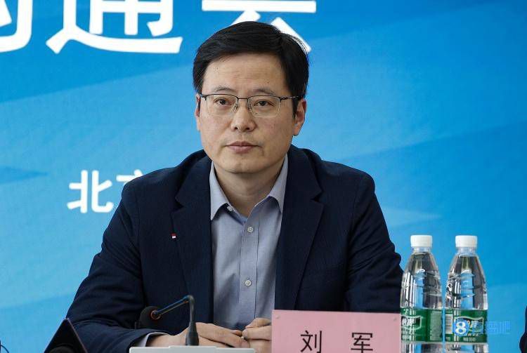 沙塔克的钟楼每隔15分钟敲响一下—整点、整点过刻、整点过半个小时、整点过45分钟都要敲响—命令我们去上课，吃饭，睡觉，集合或者准备训练。